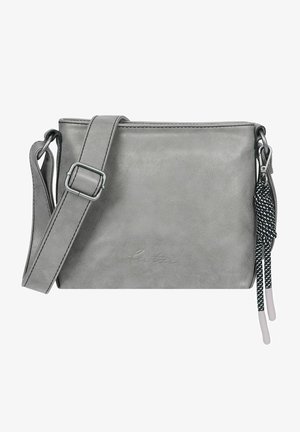 Bolso bandolera de cuero gris con correa ajustable, superficie texturizada, logotipo estampado y acentos trenzados decorativos. Forma rectangular.