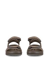 Καφέ σανδάλια με ανοιχτά δάκτυλα, ρυθμιζόμενα λουράκια με βέλκρο, αναπαυτικές εσωτερικές σόλες και ανθεκτικές λαστιχένιες σόλες, εμφανίζονται από μπροστά σε λευκό φόντο.
