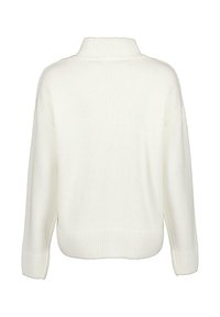 Bílý pletený svetr s vysokým žebrovaným límcem, spadlými rameny a žebrovanými manžetami. Má volný střih a měkkou texturu.