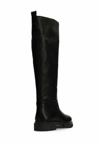 Schwarze Lederstiefel bis zum knie mit strukturiertem Finish, flacher Sohle und einem akzentuierten Rückenteil mit einem strukturierten Design.