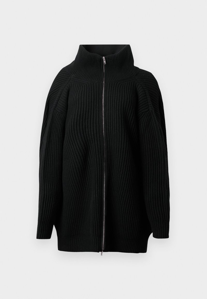 Suéter negro de punto con cuello alto, que presenta un cierre frontal completo, mangas anchas y textura de canalé vertical. Diseño minimalista.