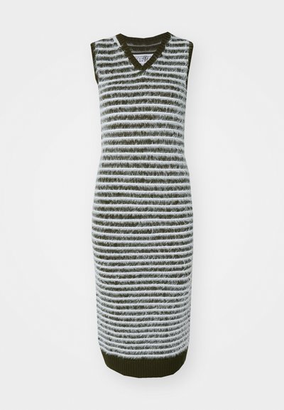 Κοντό μανίκι φόρεμα πλεγμένο, με πράσινες και λευκές οριζόντιες ρίγες, V-λαιμόκοψη, στενή σιλουέτα και υφή ribbed στο τελείωμα.
