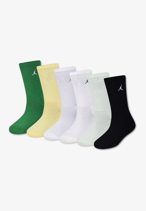 Seis pares de calcetines deportivos en verde, amarillo, dos tonos de blanco, gris claro y negro, cada uno con un pequeño logotipo Jumpman blanco.