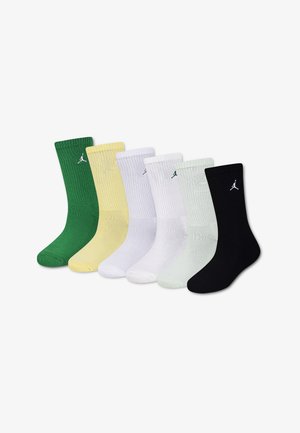 Sześć par skarpetek załogowych w kolorach zielonym, żółtym, dwóch odcieniach bieli, jasnoszarym i czarnym, każda z małym białym logo Jumpman.