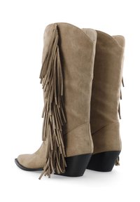 Hellbraune Wildleder-Cowboystiefel mit Fransen an den Seiten und gestapelten schwarzen Absätzen, aus seitlich-rückwärtiger Perspektive gezeigt.