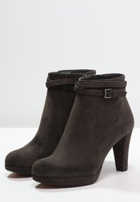 Clarks Botki na obcasie