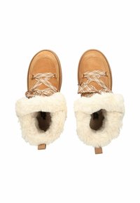 Hnědé semišové kotníkové boty s umělým kožíškem, s texturovaným krémovým lemováním a kontrastními šněrovadly s vzorem pro pevné uchycení.