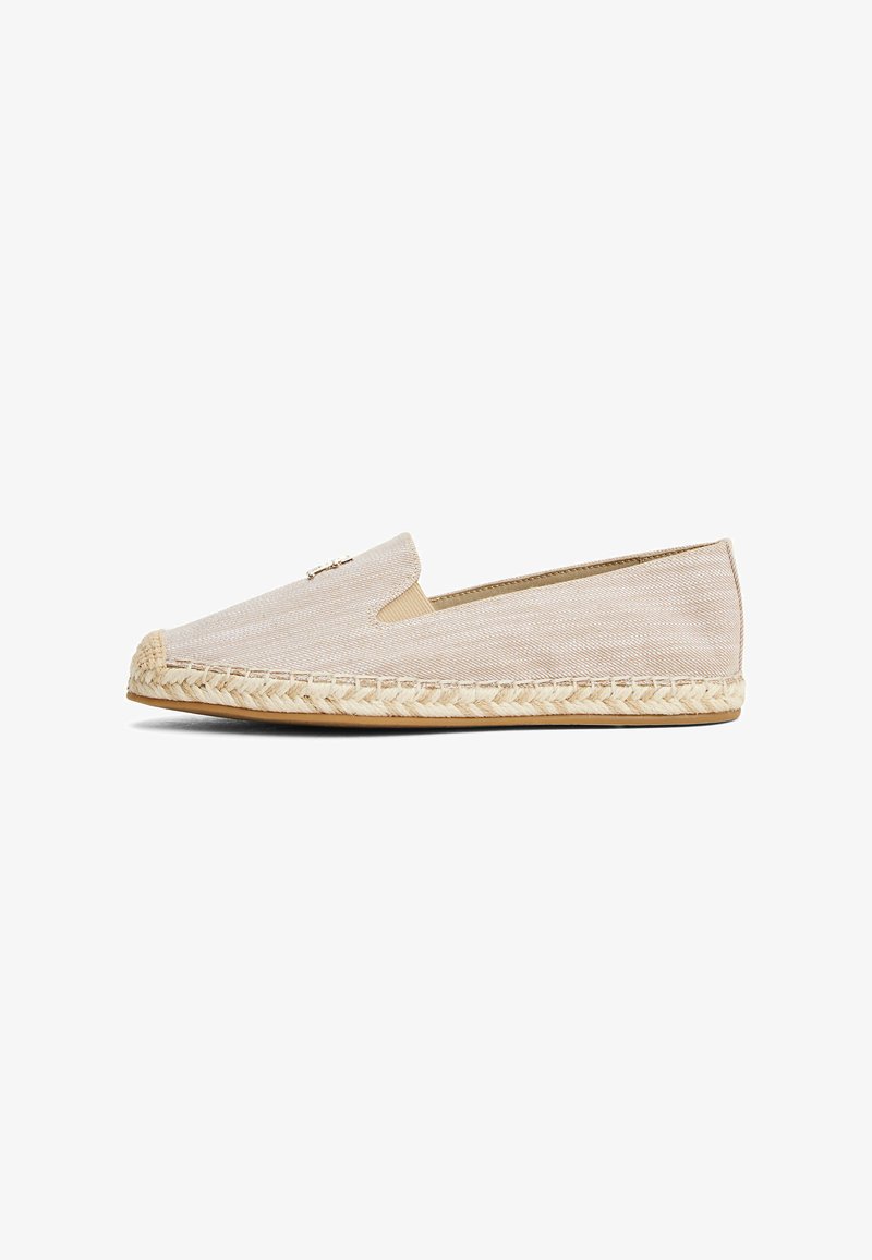 Beżowe espadryle wsuwane z elastycznym panelem bocznym, teksturowana cholewka i pleciona podeszwa z juty. Minimalistyczny design, brak widocznych logo.