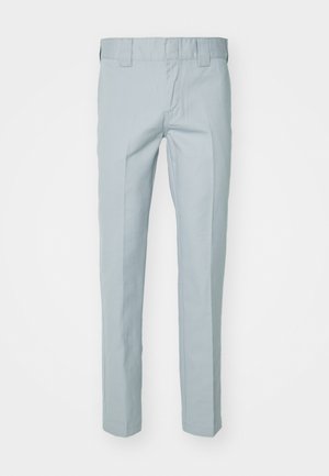 Svetlomodré nohavice s rovnými strihom vyrobené z tkaninnej látky. Majú plochý predný diel a pútka na opasok. Žiadne viditeľné vzory ani akcenty.