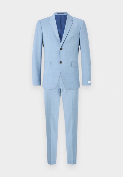Svetlo modro suknjo, teksturiran material, blazer z dvema gumboma in klasičnimi reverji, stranskimi žepi ter slim-fit hlačami z gladko površino.