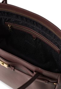Burgunderfarbene, strukturierte Lederhandtasche mit schwarzem Musterinnenfutter, einem Reißverschlussfach und goldfarbenen Hardware-Details.