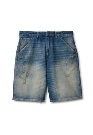 Blauwe denimshorts met vervaagde plekken en versleten stukken, voorzien van voorzakken en riemlussen tegen een witte achtergrond.