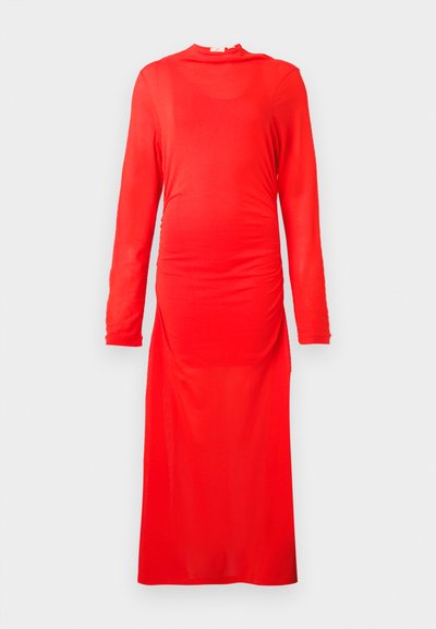 Rochie roșie cu mânecă lungă, confecționată dintr-un material neted și elastic. Prezintă detalii pliate la talie și un decolteu înalt, cu o croială lungă până la podea.