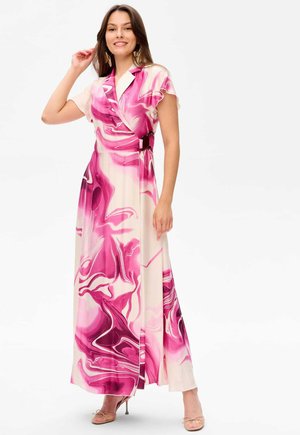 Maxi sukienka z lekkiego, zwiewnego materiału, z różowo-kremowym wzorem w spiralne fale, krótkimi falbaniastymi rękawami oraz kopertowym krojem z akcentem w talii.