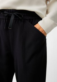 comma casual identity REGULAR JOGGER - Jogginghose - schwarz