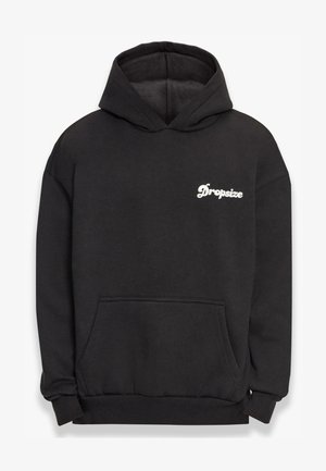 Sweatshirt à capuche noire en matériau doux. Poche avant, poignets côtelés et logo blanc "Dropsize" sur la poitrine gauche.