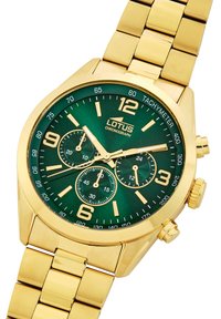 Reloj cronógrafo dorado con un dial verde, marcadores de hora enérgicos, tres sub-diales y una pulsera de eslabones de metal. Incluye una escala taquimétrica.