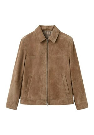 Giacca da uomo in pelle scamosciata marrone con cerniera e collo, due tasche frontali e fodera interna a quadri, esposta su sfondo bianco.