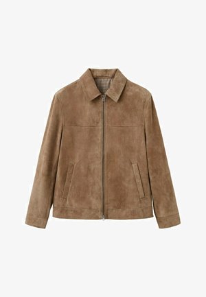 Braune Wildlederjacke für Herren mit Reißverschluss, Kragen, zwei vorderen Taschen und kariertem Innenfutter, vor weißem Hintergrund präsentiert.