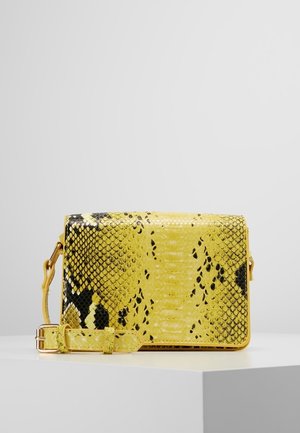 Rechteckige Umhängetasche mit gelbem und schwarzem Schlangenhautmuster, mit passendem verstellbarem Riemen und goldfarbenem Verschluss auf weißer Oberfläche.