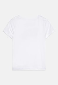 Vit kortärmad T-shirt med rundad halsringning. Slätt bomullstyg, avslappnad passform, inga mönster eller detaljer. Enkelt, klassiskt design.