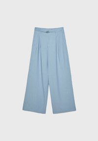 Lichtblauwe wijde broek met plooien, gemaakt van een zachte stof. Heeft een tailleband met een smal riempje en een schone, gladde textuur.