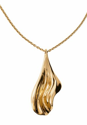 Collar de oro con un colgante en forma de llama o hoja abstracta y fluida con superficies lisas y reflectantes.