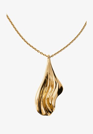Collar de oro con un colgante en forma de llama o hoja abstracta y fluida con superficies lisas y reflectantes.