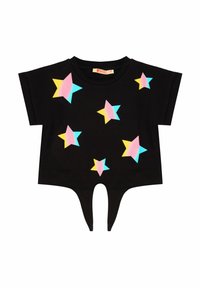 Schwarzes T-Shirt mit kurzen Ärmeln und rundem Ausschnitt, ausgestattet mit bunten Sternendrucken in Pink, Blau und Gelb. Abgerundeter Saum mit zwei Ausschnitten.