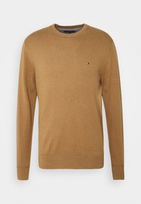 Maglione marrone a maniche lunghe in una trama a maglia liscia. Presenta un collo rotondo e un piccolo logo ricamato sul petto.