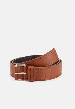 Ceinture en cuir marron enroulée avec boucle dorée sur fond blanc.