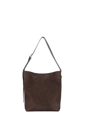 Borsa a tracolla in suede marrone con tracolla nera regolabile e design minimalista, mostrata su sfondo bianco.
