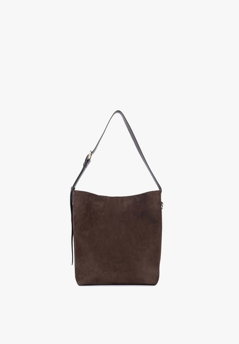 Sac à épaule en daim marron avec sangle noire ajustable et design minimaliste, présenté sur fond blanc.