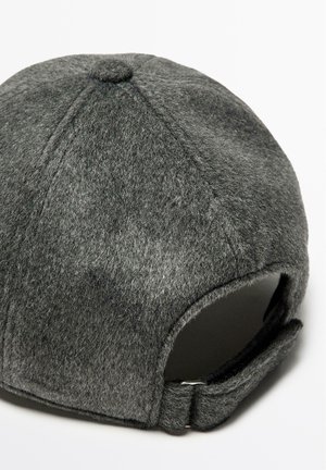 Cappello grigio in feltro con corona arrotondata, dotato di un bottone superiore e di una cinghia regolabile sul retro. Tessuto testurizzato con variazioni sottili.