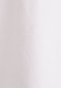 Tessuto bianco con una texture liscia e una leggera lucentezza. Presenta un motivo di tessitura diagonale. Nessuna marcatura o decorazione visibile.