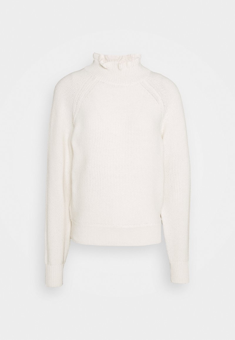 Pull en maille blanche avec un col montant volé, des manches longues et un ourlet côtelé. Présente un tissu texturé et une coupe légèrement cropped.