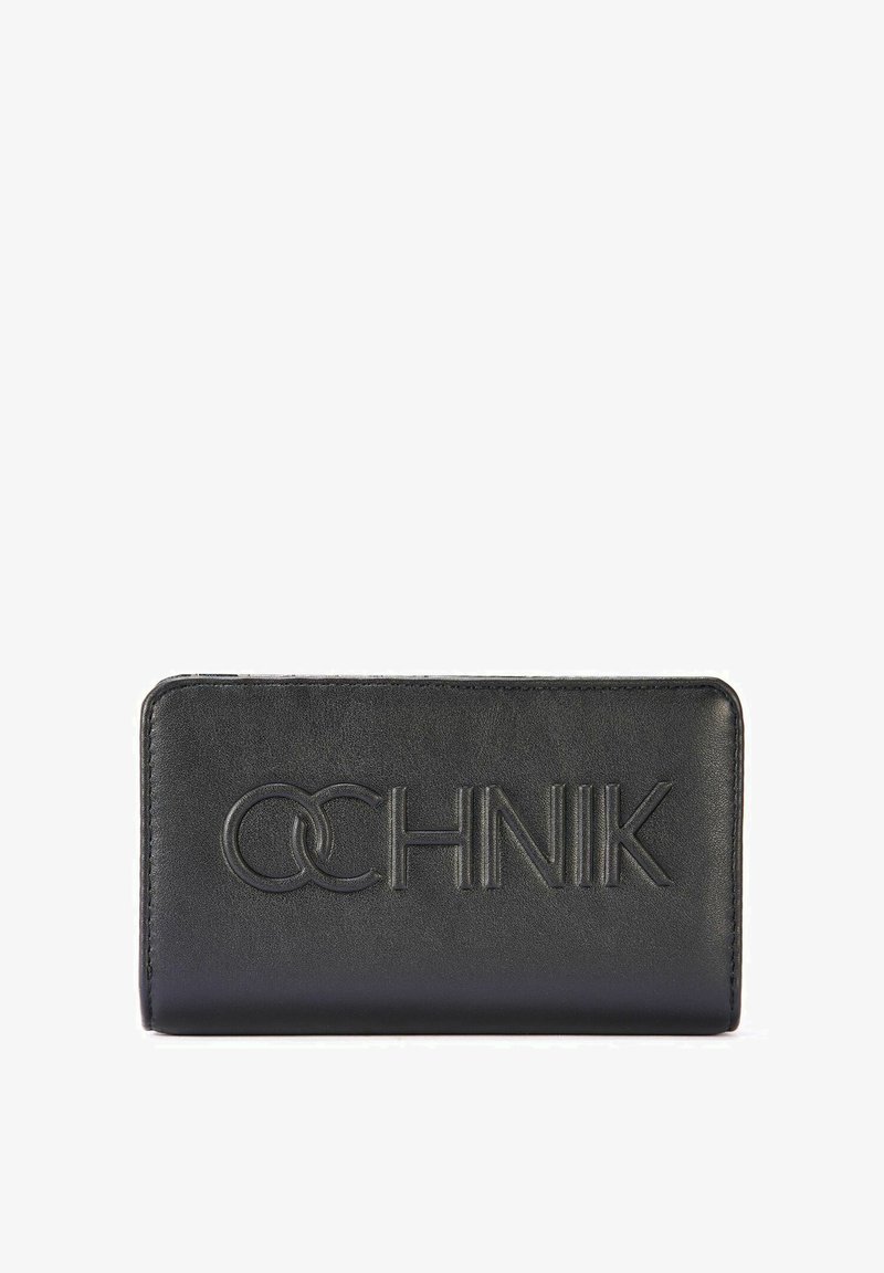 Czarny skórzany portfel z tłoczonym logo "OCHNIK", prostokątny kształt, gładka faktura i szyte krawędzie dla zwiększenia trwałości.