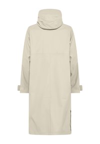 Beige pitkä sadetakki hupulla, säädettävillä ranneremmillä ja sivuhalkioilla, esitettynä takaa valkoisella taustalla.