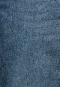 Tela de denim en un tono azul medio con un sutil patrón de sarga y una leve textura, con una superficie suave y una distribución del color uniforme.