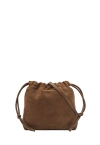 Sacca in suede marrone con chiusura a cordoncino, dotata di spallacci in pelle regolabili e un sottile logo del marchio inciso sul davanti.