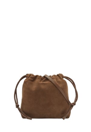Sacca in suede marrone con chiusura a cordoncino, dotata di spallacci in pelle regolabili e un sottile logo del marchio inciso sul davanti.
