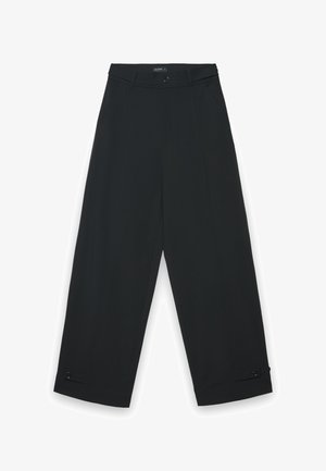 Pantaloni neri a gamba larga in tessuto liscio, con chiusura frontale a bottoni, pieghe stirate e polsini regolabili con bottoni.