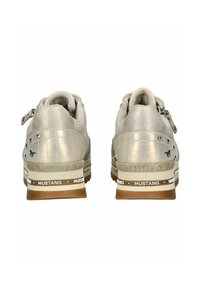 Sneaker beige con retro in pelle lucida a motivo coccodrillo, accentuate da dettagli argentati e borchie decorative; presenta un colletto imbottito e una suola resistente.