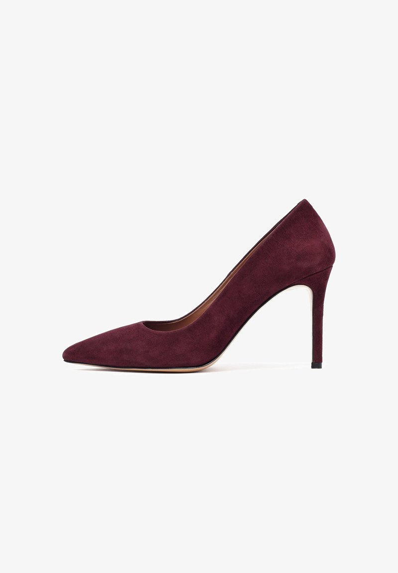 Décolleté in camoscio bordeaux con punta affilata e tacco a stiletto sottile. Texture liscia e design elegante e minimalista.