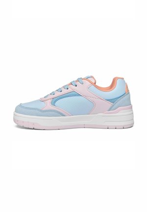 Sneaker basso azzurro chiaro e rosa con suola bianca e fodera interna pesca, mostrato di profilo su sfondo bianco.
