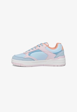 Sneaker basso azzurro chiaro e rosa con suola bianca e fodera interna pesca, mostrato di profilo su sfondo bianco.