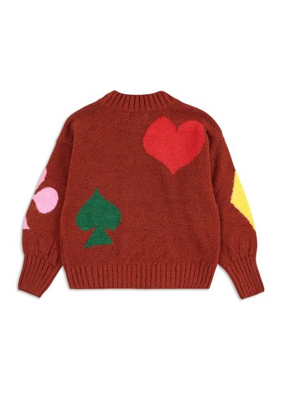 Hnedý sveter s voľným strihom, ktorý obsahuje farebné tvary srdca, pika a kára v červenej, ružovej, zelenej a žltej farbe. Štruktúrovaný pletený dizajn.