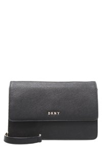 Borsa a tracolla nera DKNY realizzata in materiale sintetico testurizzato, con chiusura a patta e dettaglio del logo dorato, dotata di una tracolla staccabile.