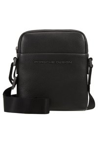 Czarna skórzana torebka typu crossbody o teksturowanym wykończeniu, z suwakiem, regulowanym materiałowym paskiem i logo "Porsche Design" z przodu.