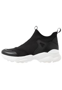 Czarne sportowe buty wsuwane z gładką cholewką z neoprenu, kontrastującą białą podeszwą środkową oraz teksturowaną gumową podeszwą; minimalne detale z logo.